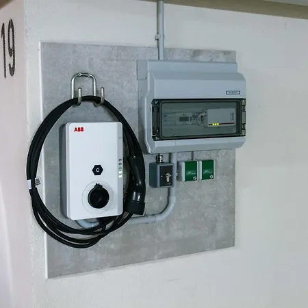 Pole Poppenspaeler Mit Ladestation アパート *